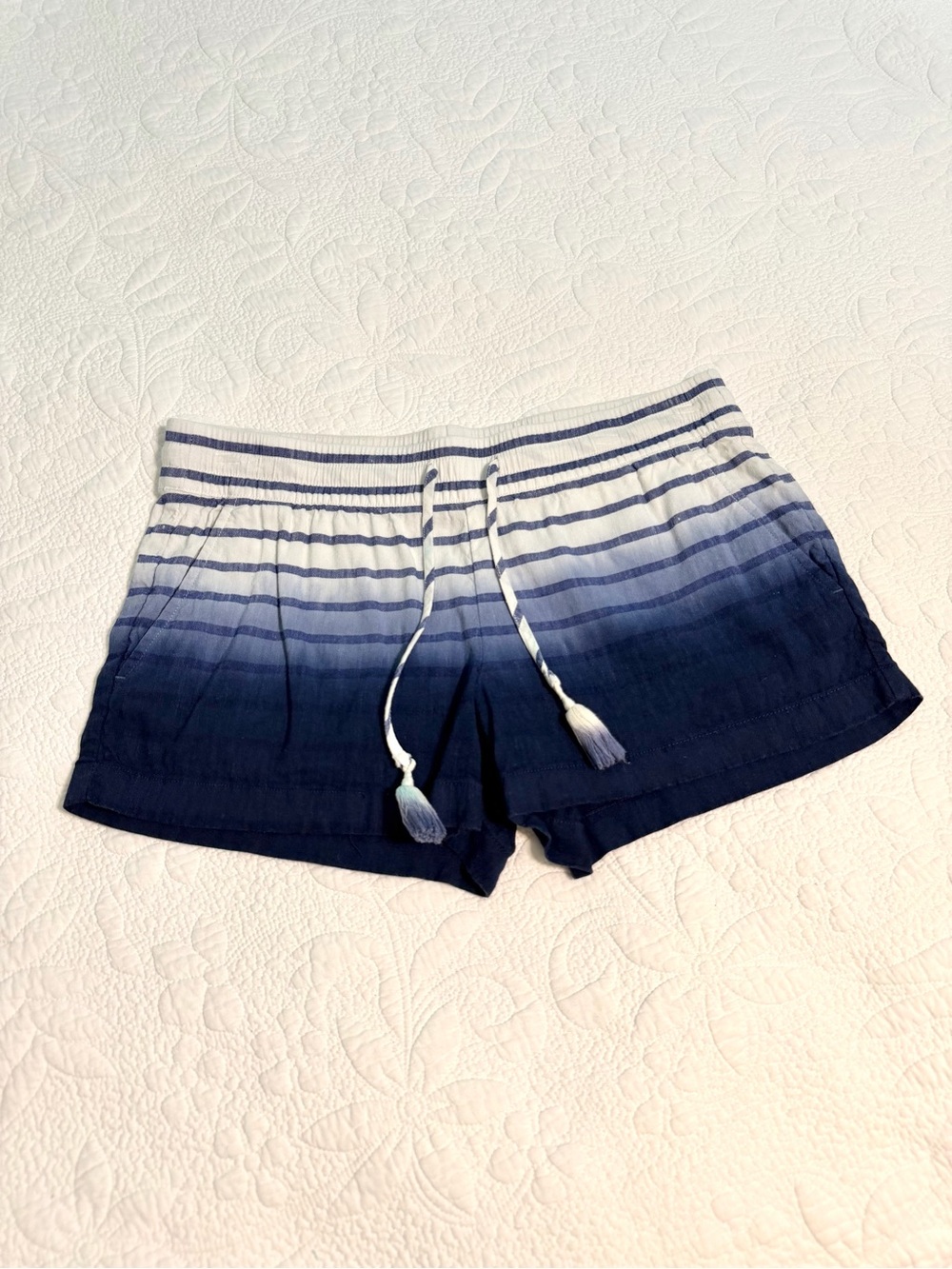 Vineyard Vines pull on shorts size XS Linen blend blue white stripe tassels